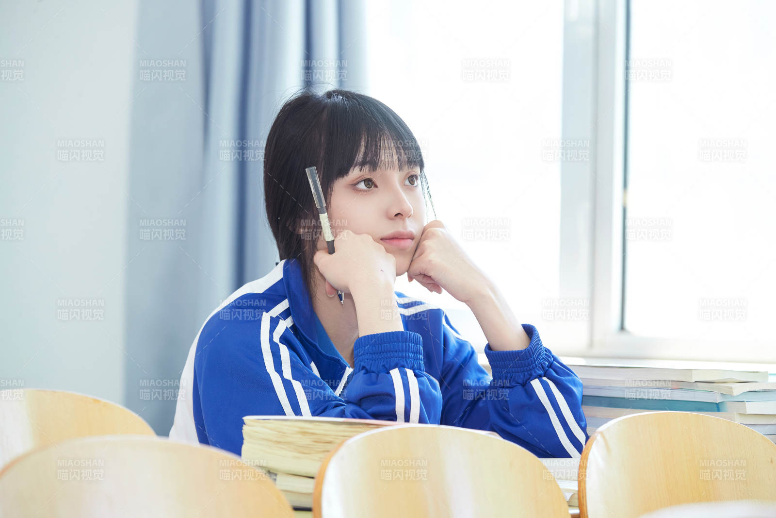 教室里努力看书学习备战高考的女高中生图片