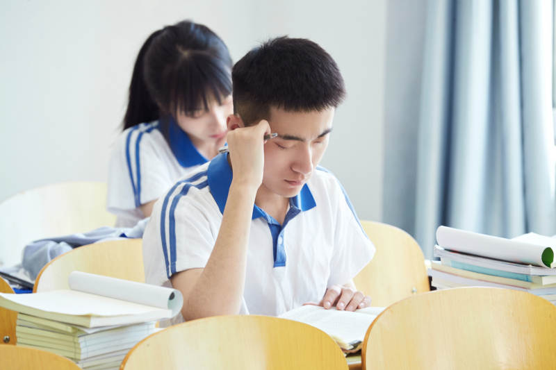 教室里努力看书学习备战高考的高中生图片
