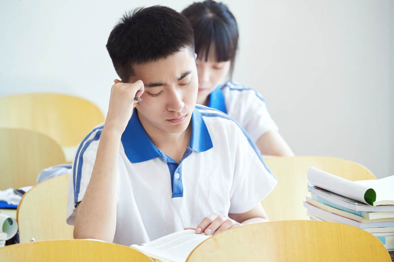 教室里努力看书学习备战高考的高中生图片