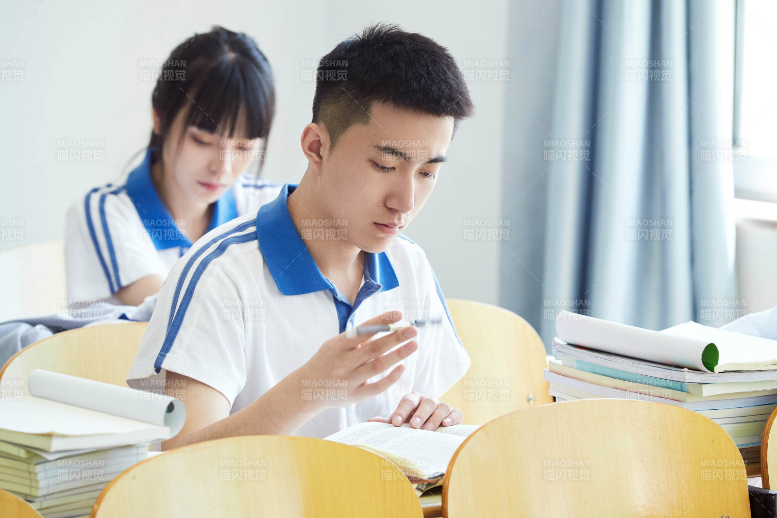 教室里努力看书学习备战高考的高中生图片