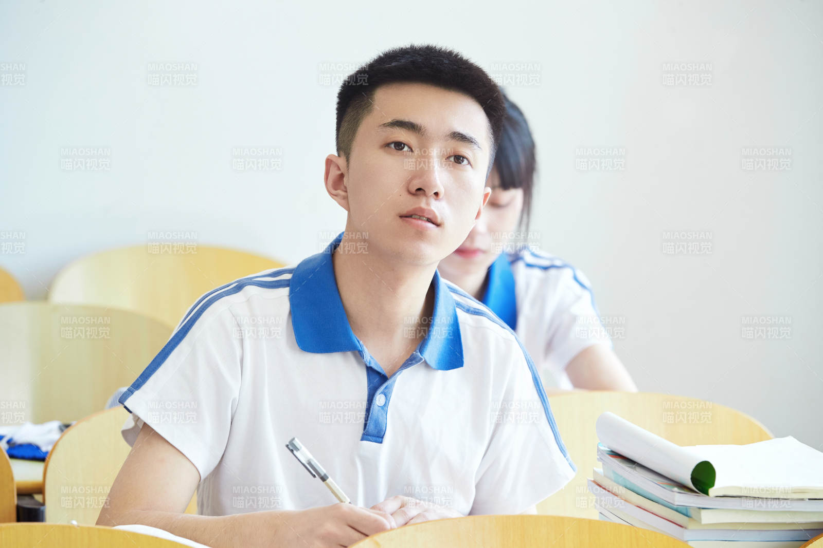 教室里努力看书学习备战高考的高中生图片