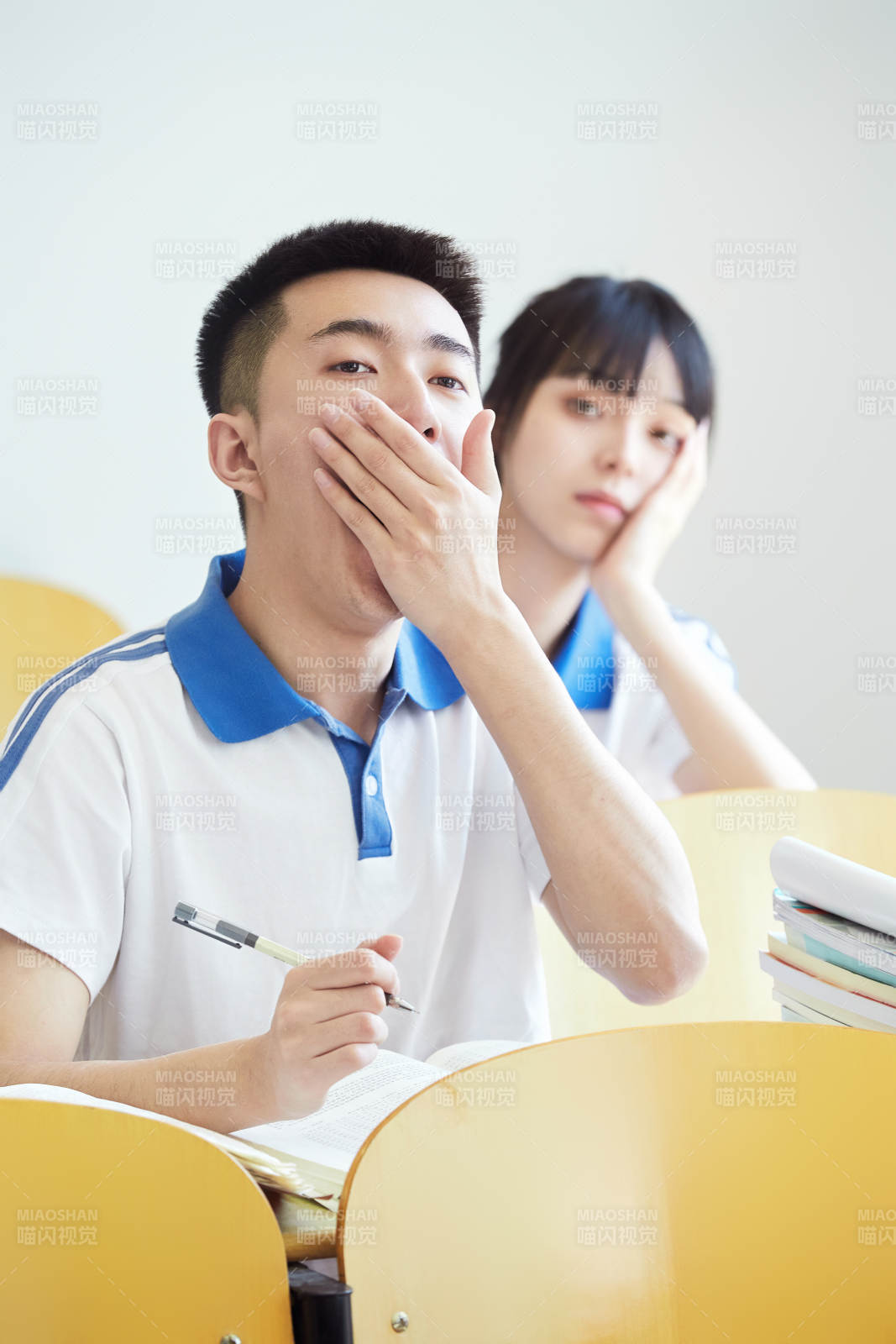 教室里努力看书学习备战高考的高中生图片