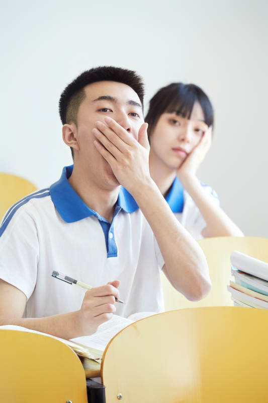 教室里努力看书学习备战高考的高中生图片