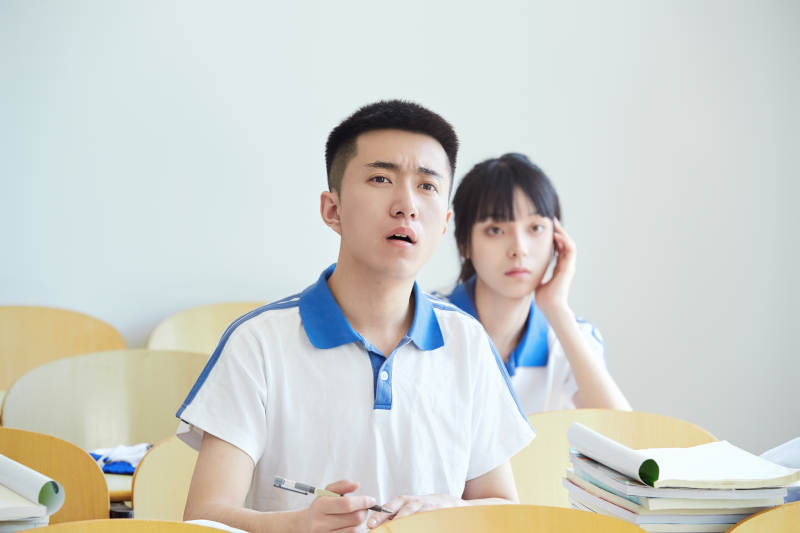 教室里努力看书学习备战高考的高中生图片