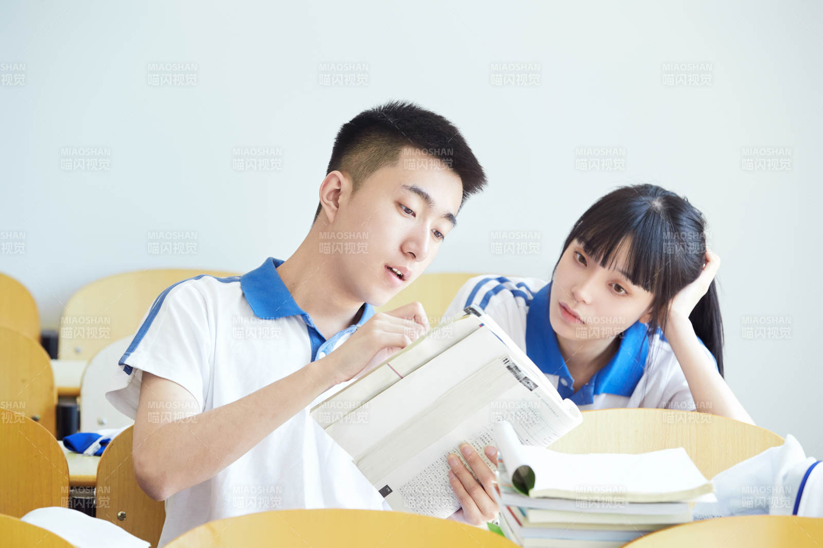 教室里努力看书学习备战高考的高中生图片