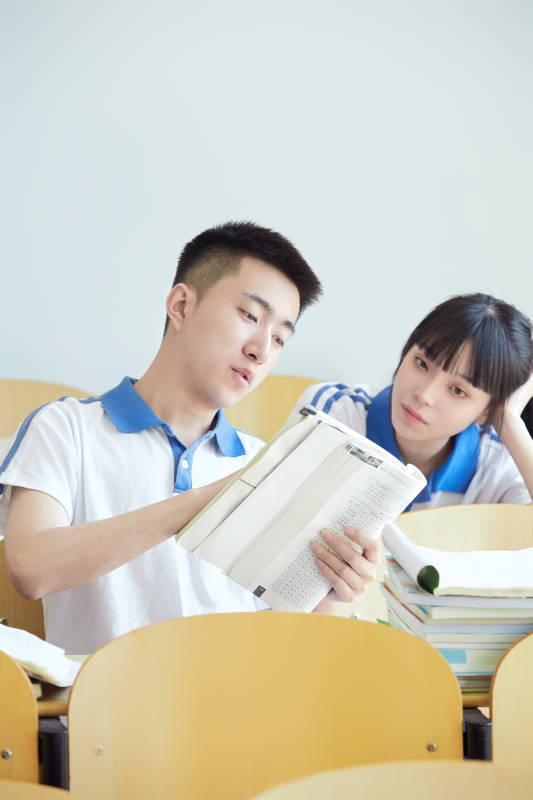 教室里努力看书学习备战高考的高中生图片