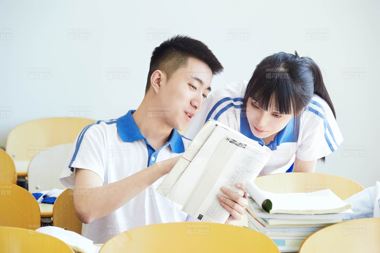 教室里努力看书学习备战高考的高中生图片