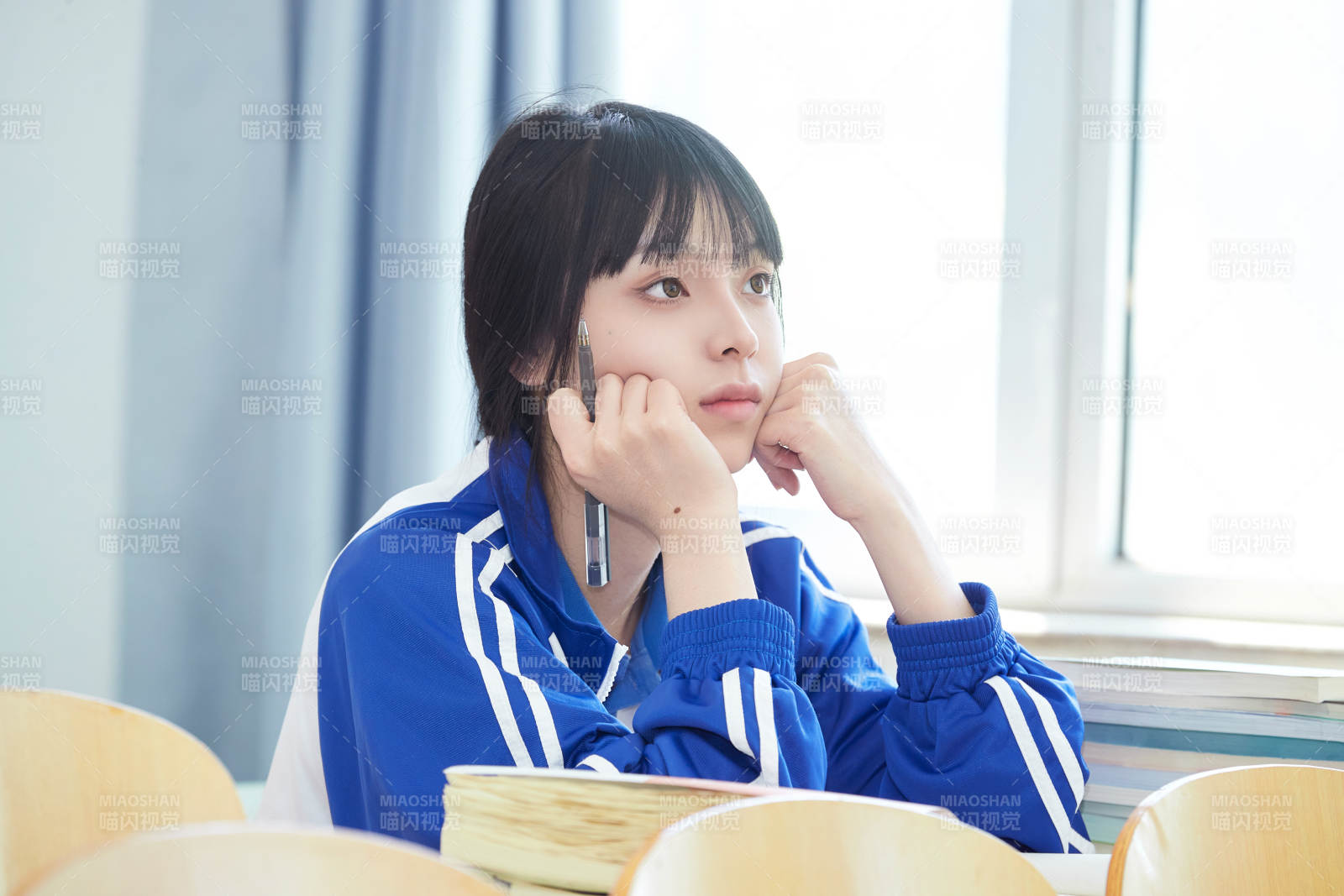 教室里努力看书学习备战高考的女高中生图片