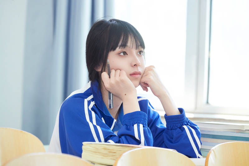 教室里努力看书学习备战高考的女高中生图片