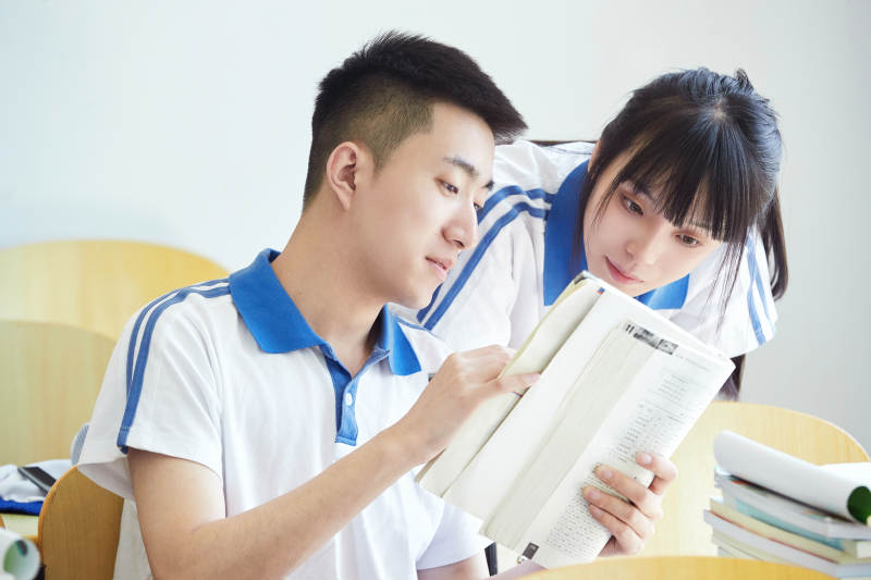 教室里努力看书学习备战高考的高中生图片