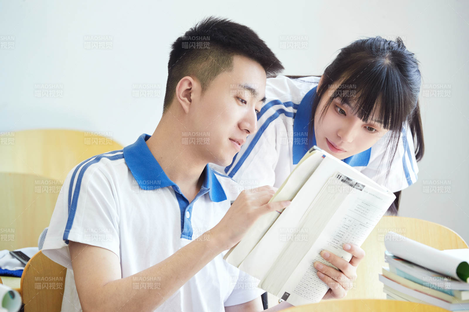 教室里努力看书学习备战高考的高中生图片