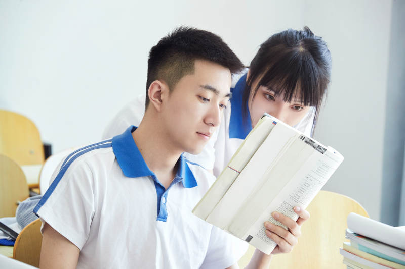 教室里努力看书学习备战高考的高中生图片