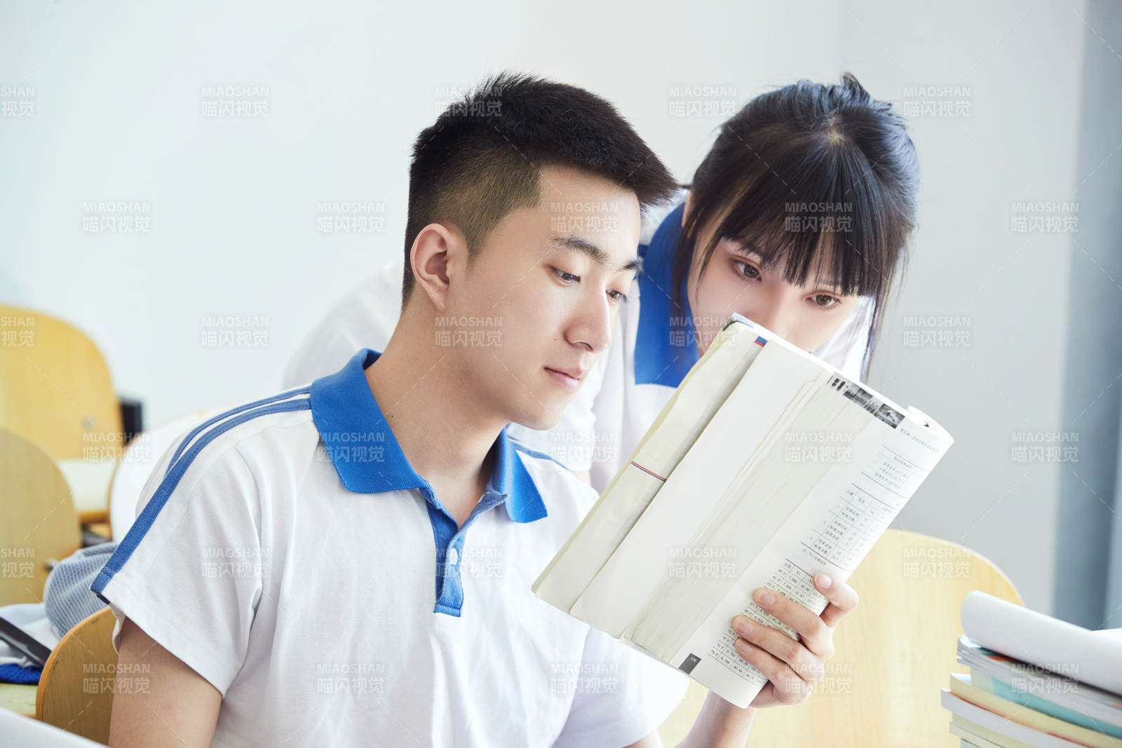 教室里努力看书学习备战高考的高中生图片