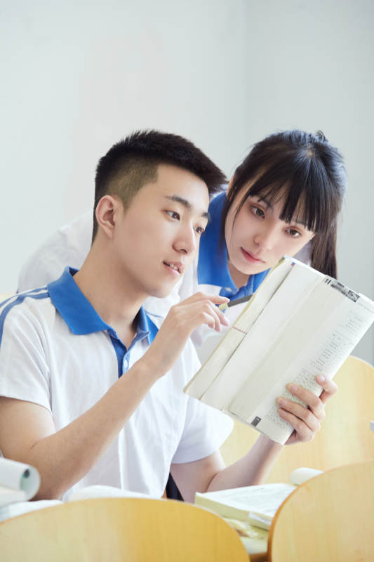 教室里努力看书学习备战高考的高中生图片