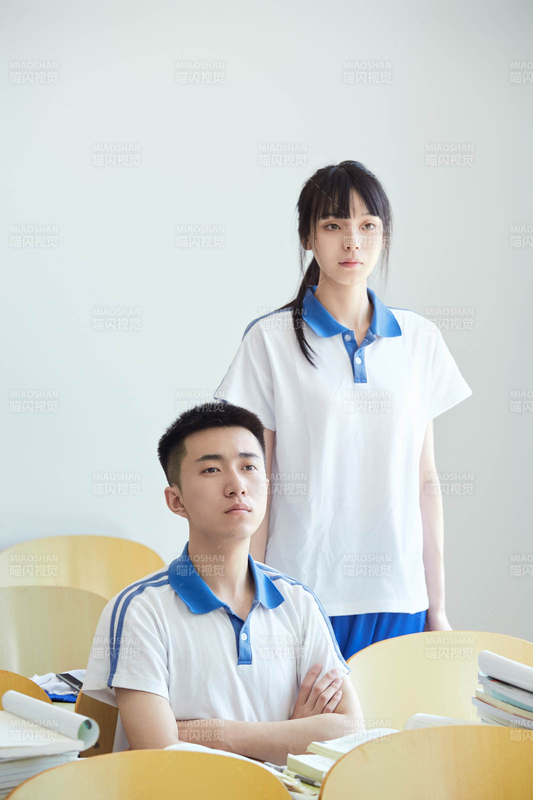 教室里努力看书学习备战高考的高中生图片