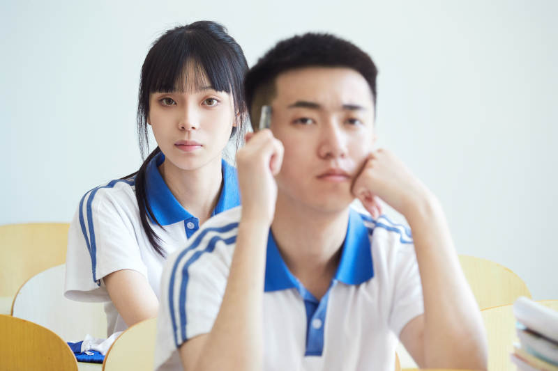 教室里努力看书学习备战高考的高中生图片