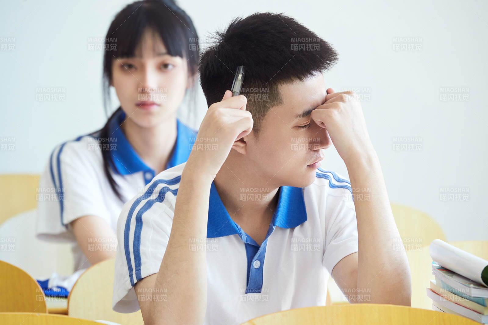 教室里努力看书学习备战高考的高中生图片