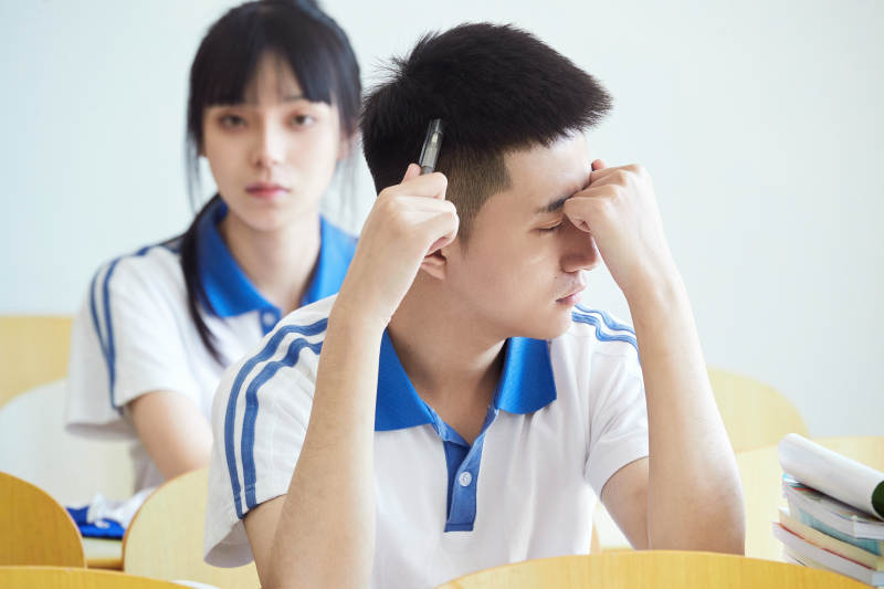 教室里努力看书学习备战高考的高中生图片