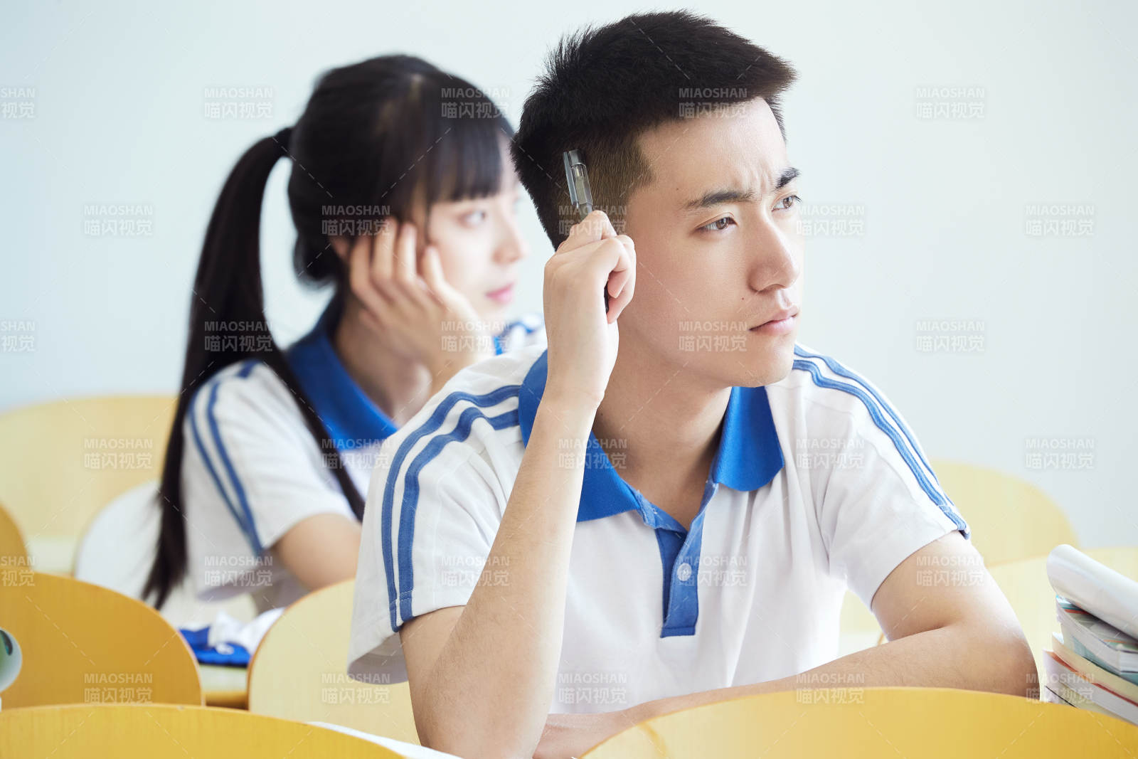 教室里努力看书学习备战高考的高中生图片