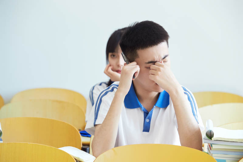 教室里努力看书学习备战高考的高中生图片