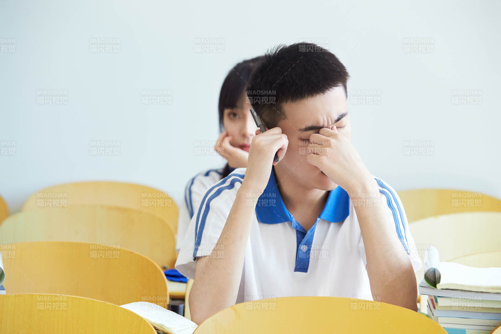 教室里努力看书学习备战高考的高中生图片