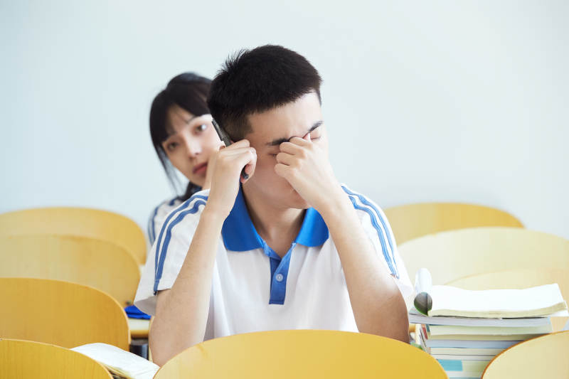 教室里努力看书学习备战高考的高中生图片