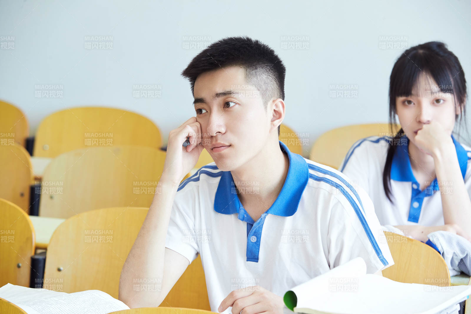 教室里努力看书学习备战高考的高中生图片