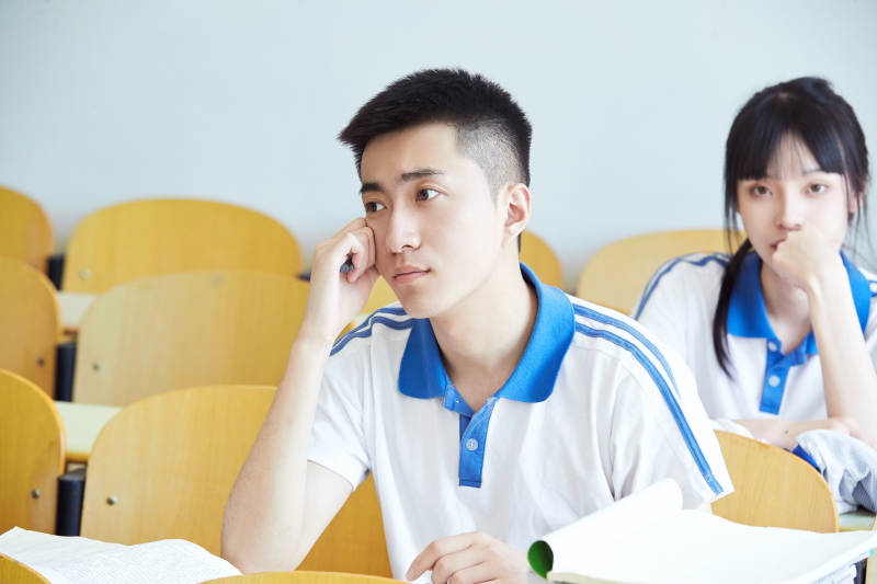 教室里努力看书学习备战高考的高中生图片