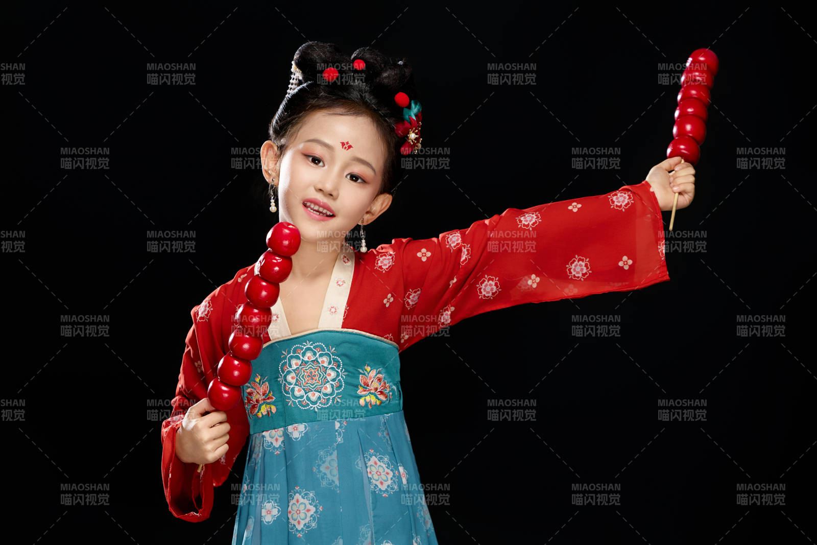 黑色背景下汉服装扮的中国女童图片