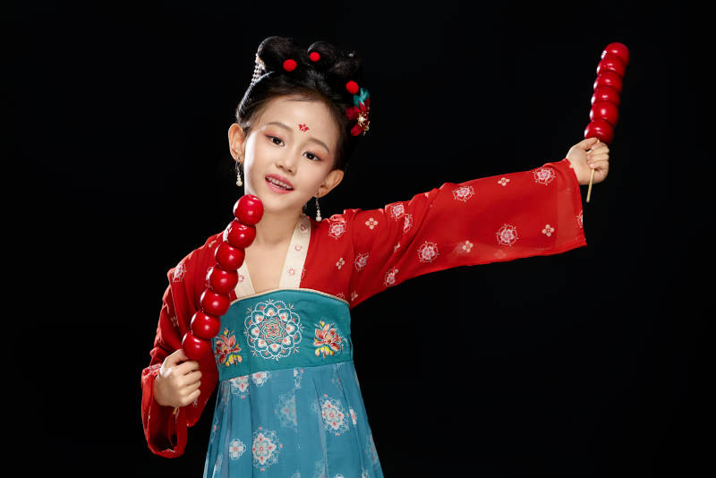 黑色背景下汉服装扮的中国女童图片