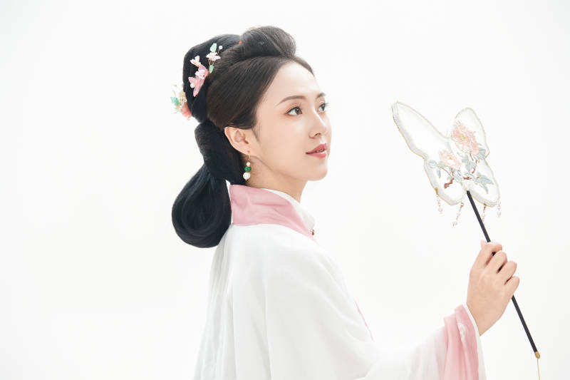 白色背景下穿着魏晋制汉服的少女图片