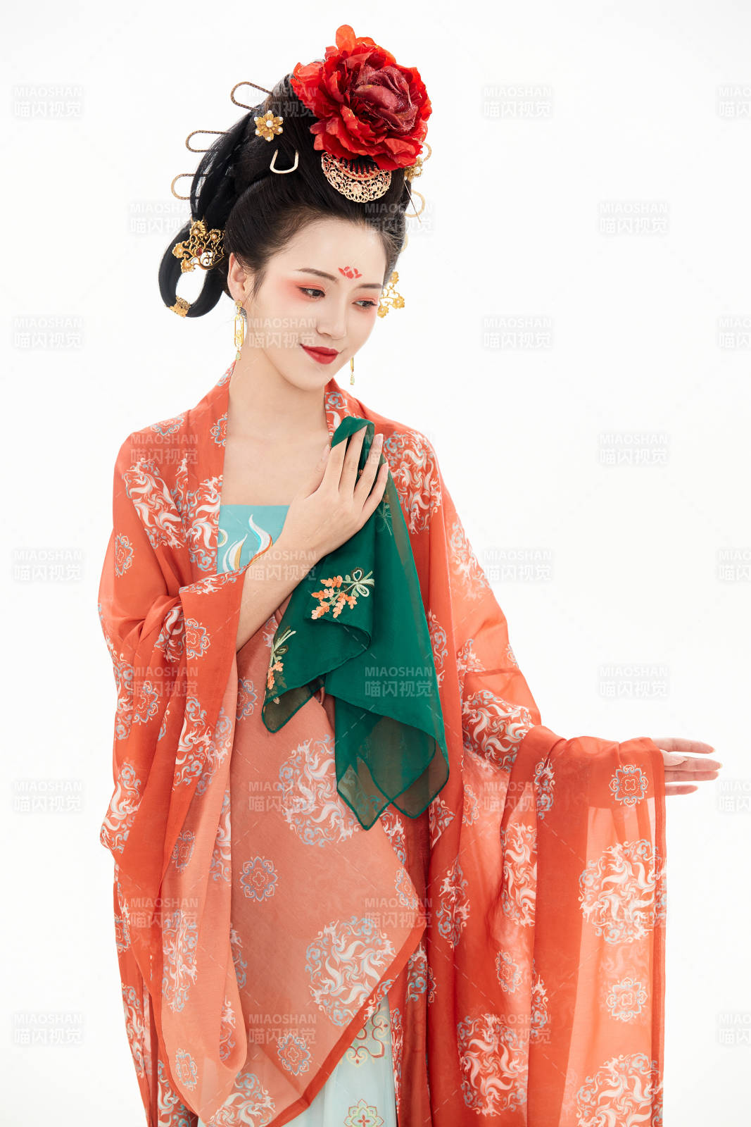 白色背景下穿着中国唐朝服饰的少女图片