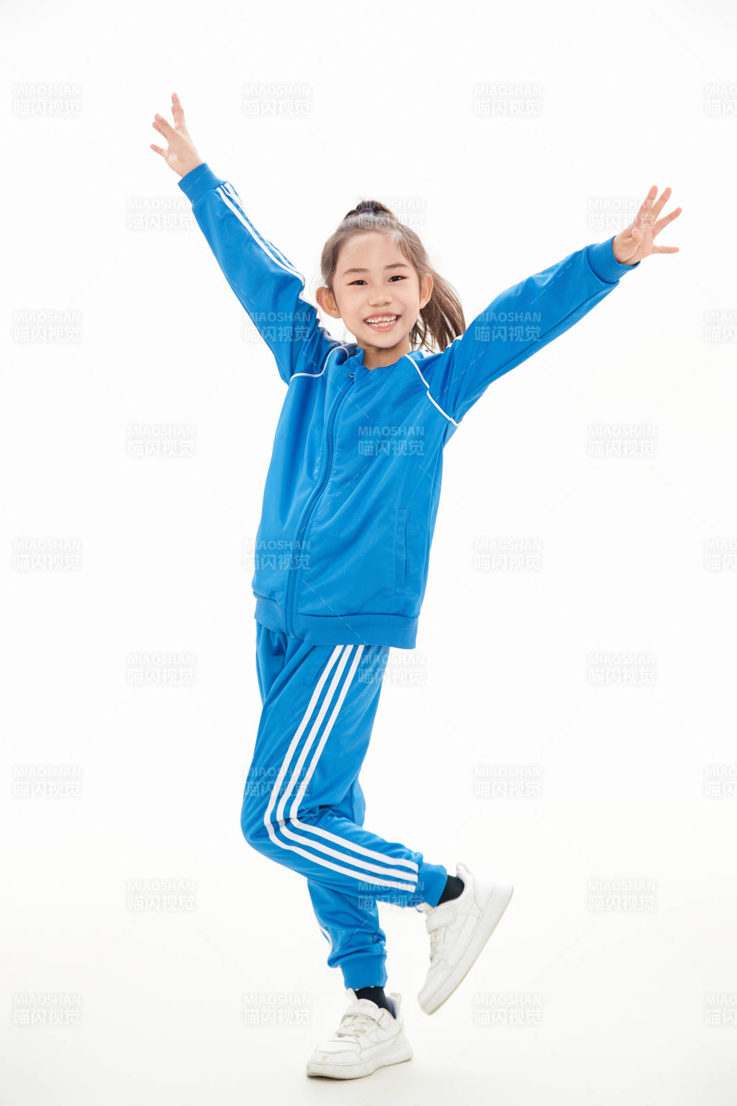 白色背景里的活泼可爱的中国小女孩,儿童,图片