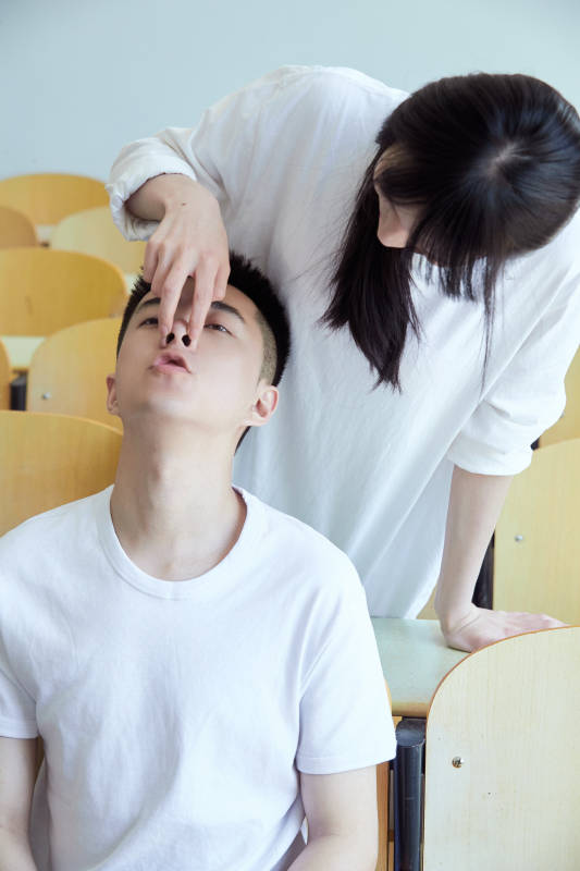 大学自习室相嬉戏玩闹青年情侣图片