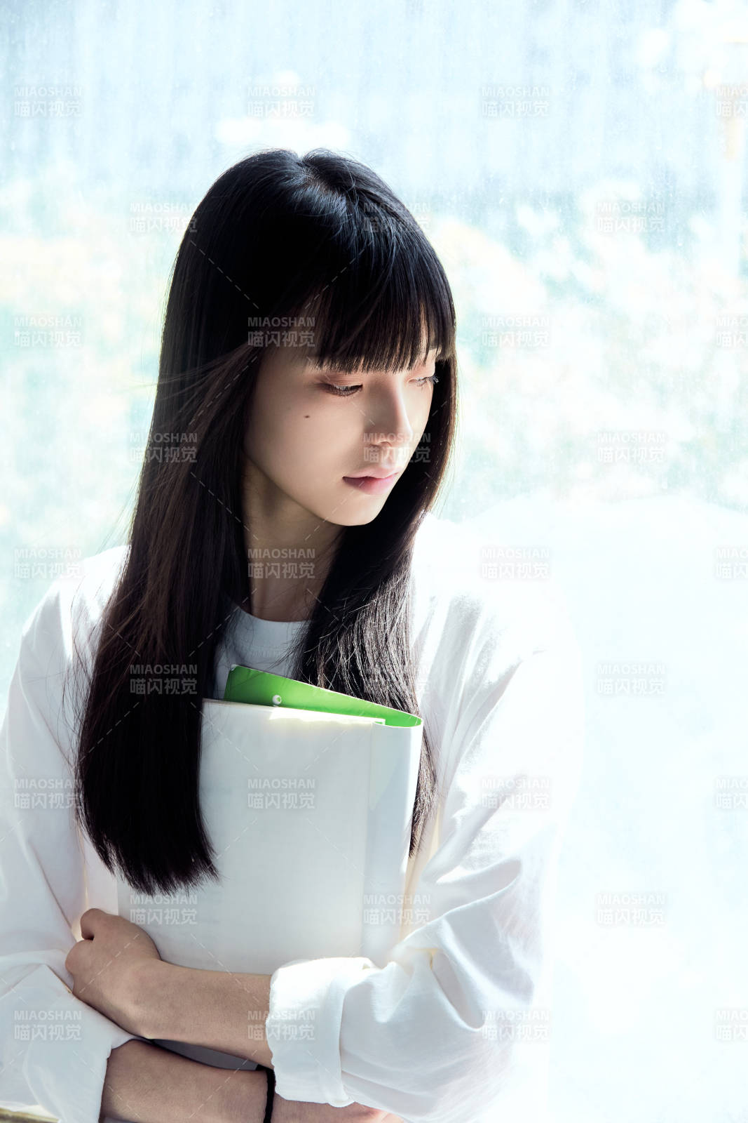 教室窗户旁的女大学生图片