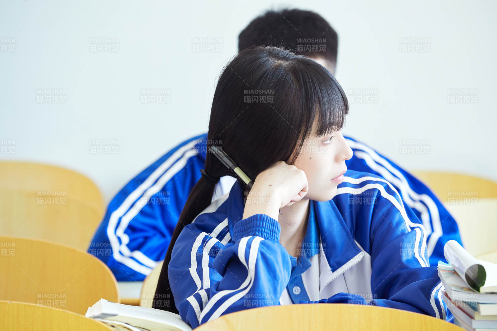 教室里努力看书学习备战高考的高中生图片