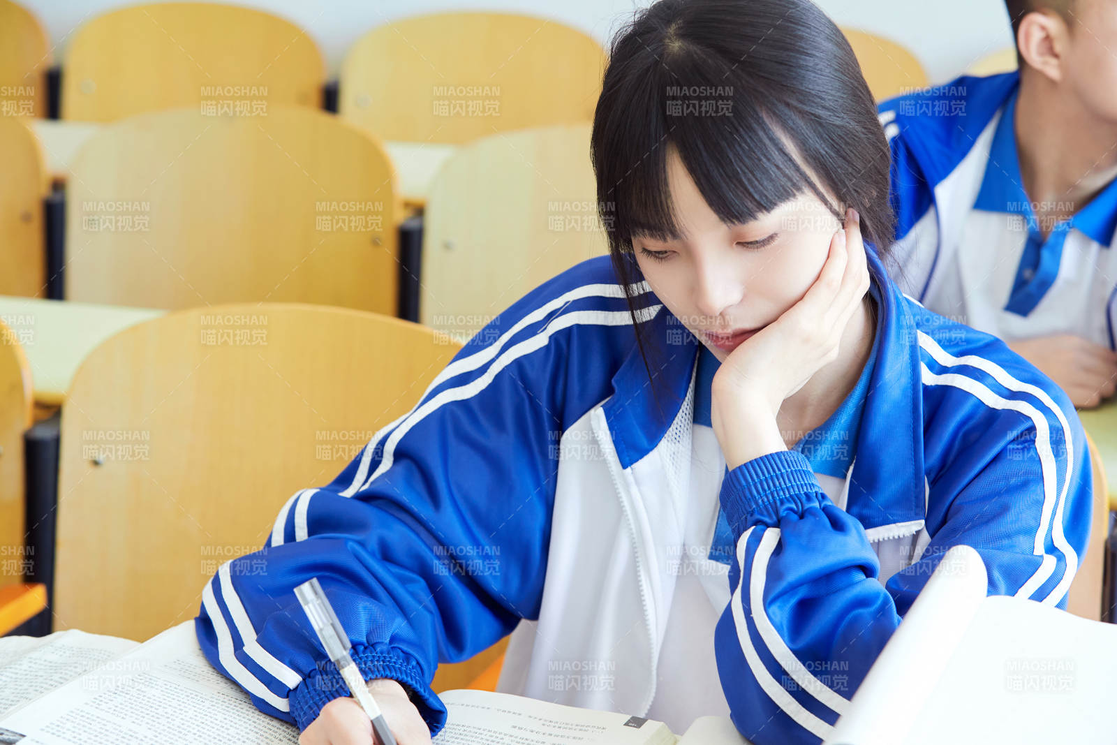 教室里努力看书学习备战高考的高中生图片