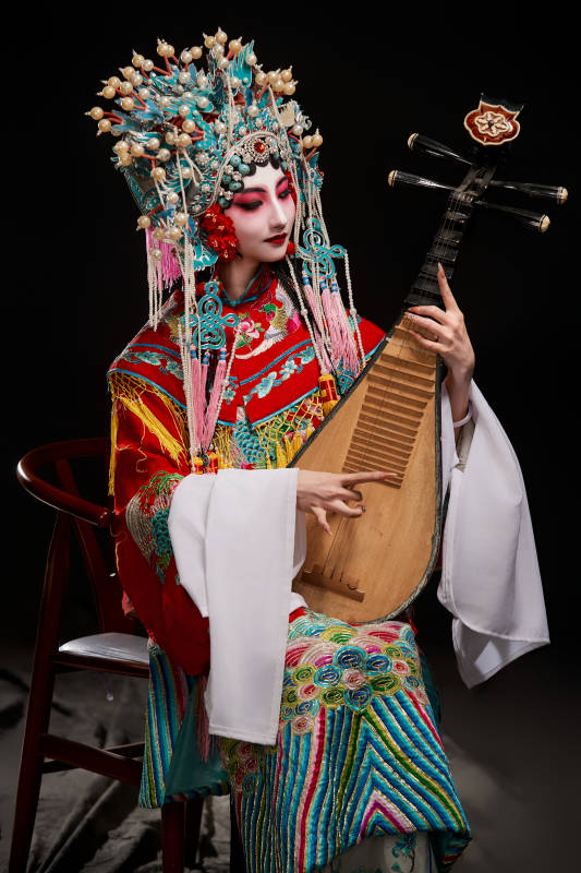 装扮国粹京剧贵妃醉酒角色形象的中国少女图片