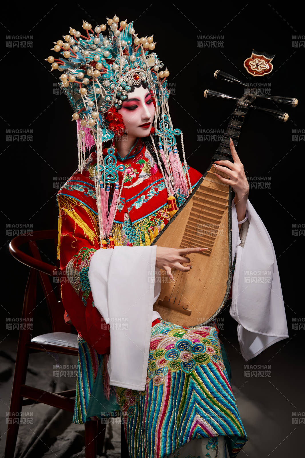 装扮国粹京剧贵妃醉酒角色形象的中国少女图片