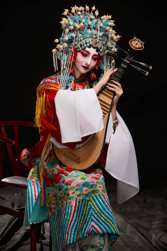 装扮国粹京剧贵妃醉酒角色形象的中国少女图片