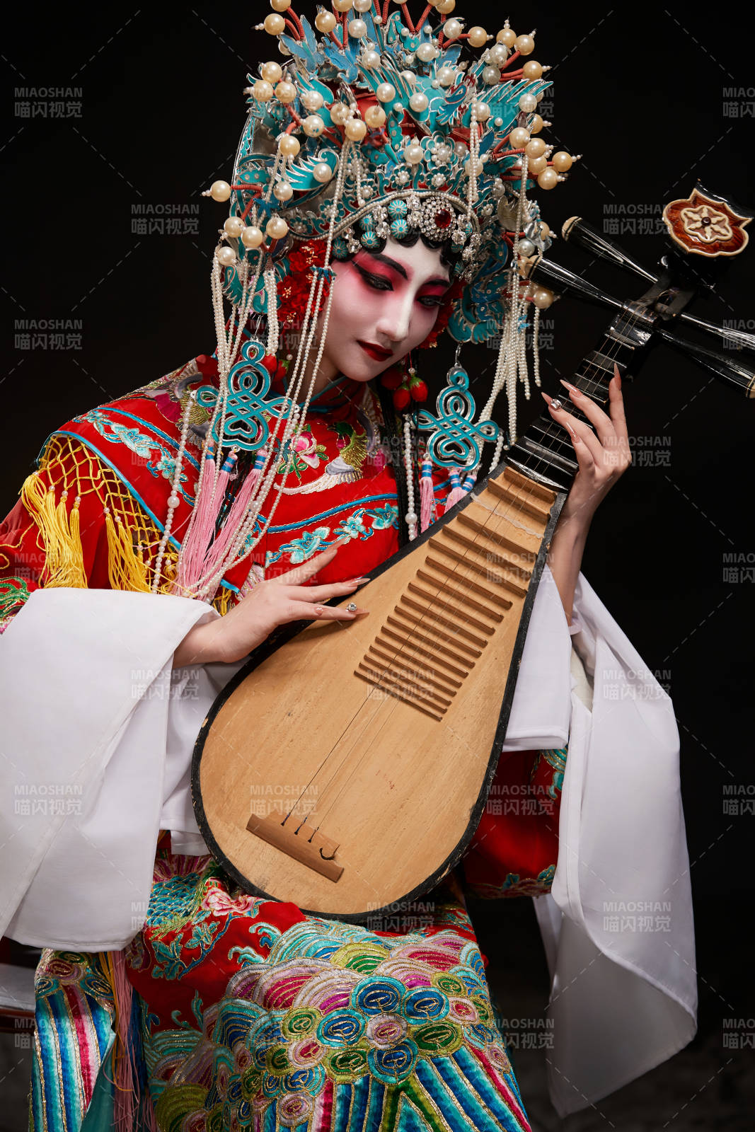 装扮国粹京剧贵妃醉酒角色形象的中国少女图片