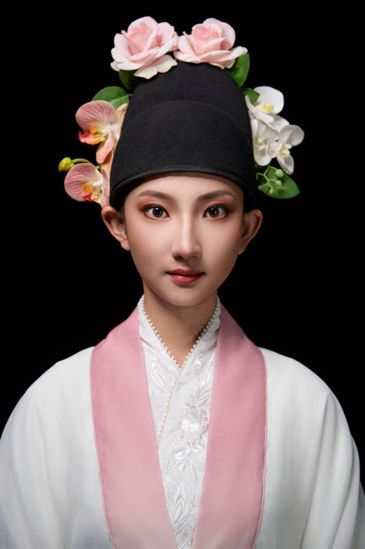 身着中国传统粤剧戏曲反串装扮的青年女性图片