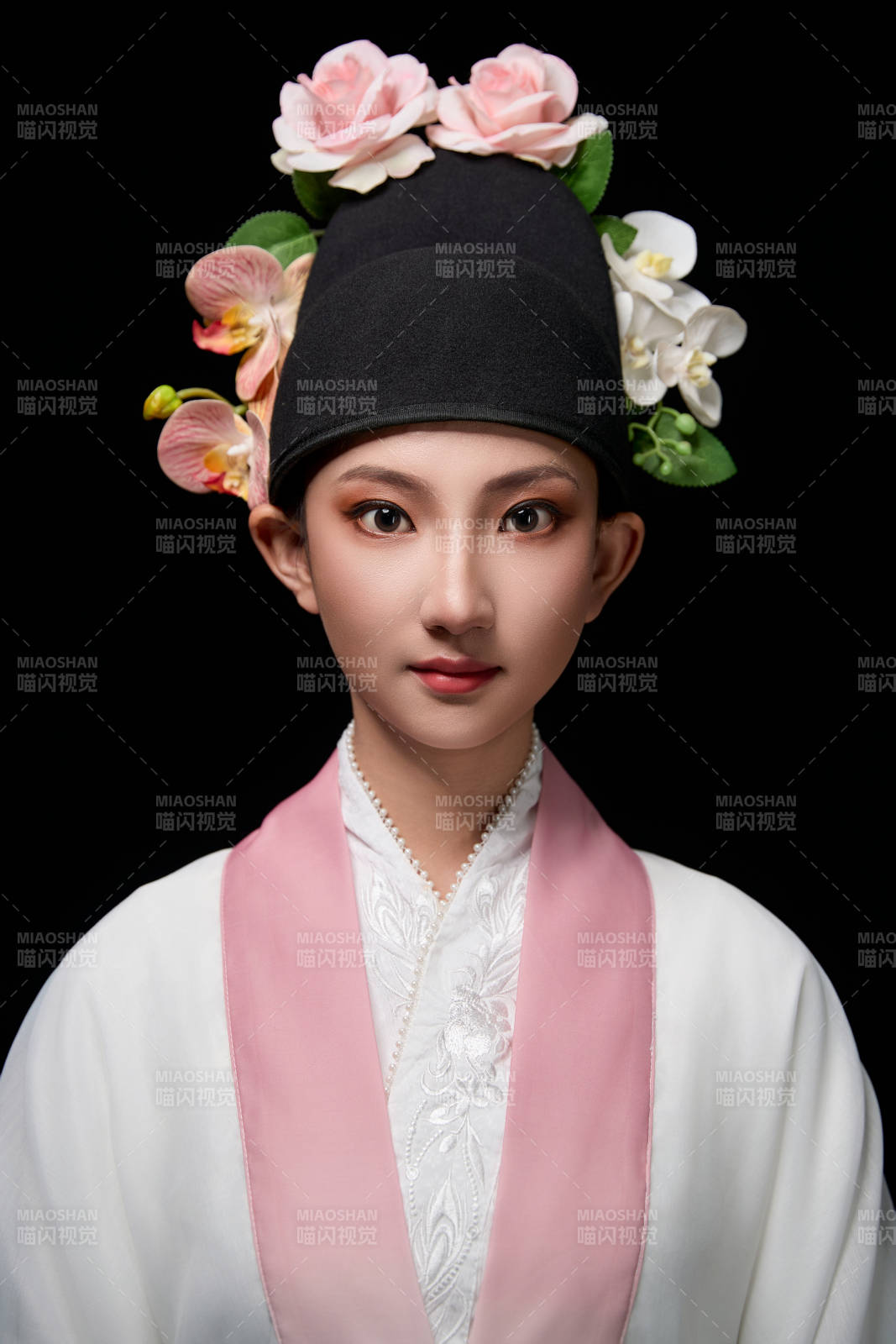 身着中国传统粤剧戏曲反串装扮的青年女性图片