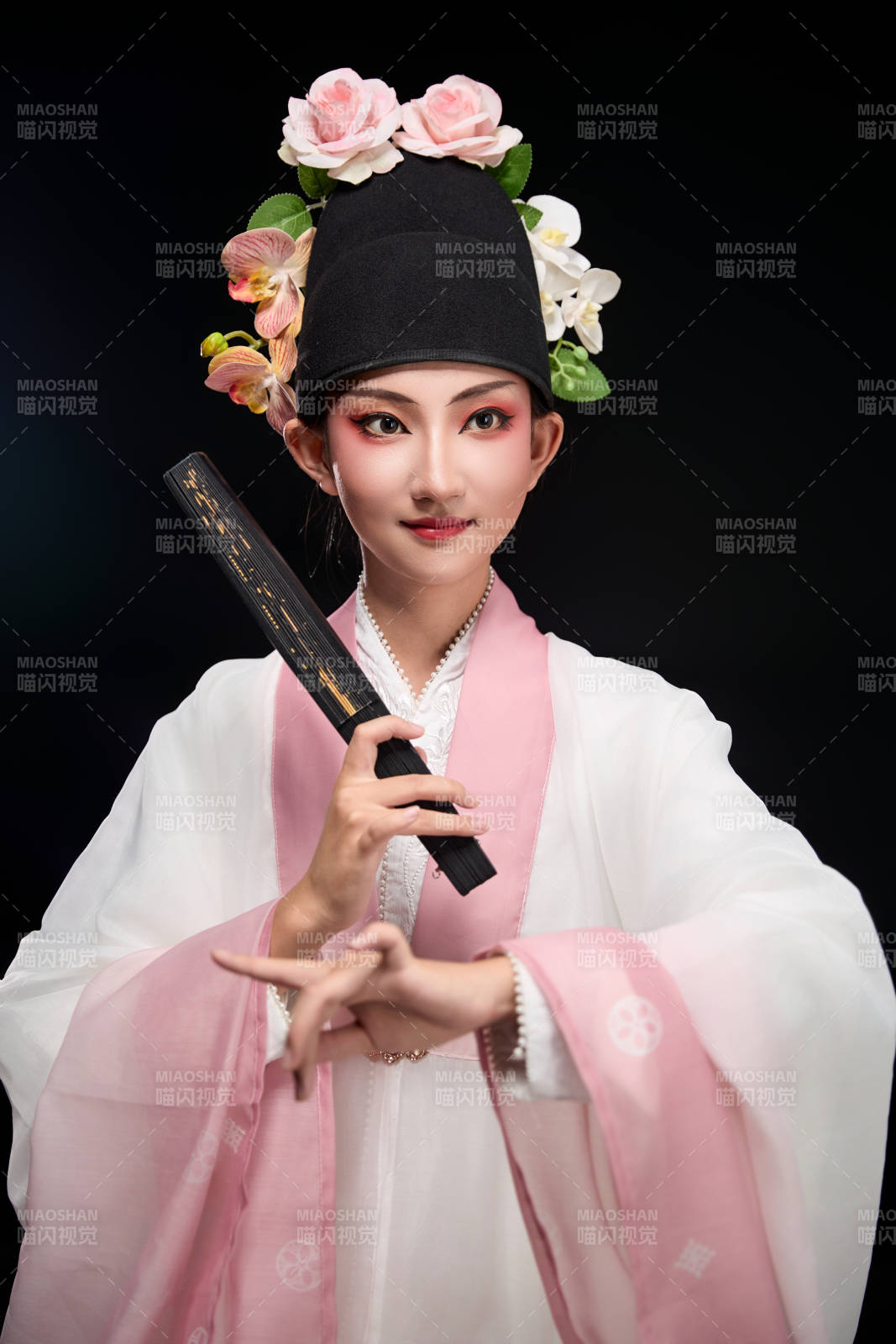 身着粤剧戏曲反串装扮手持折扇的青年女性图片