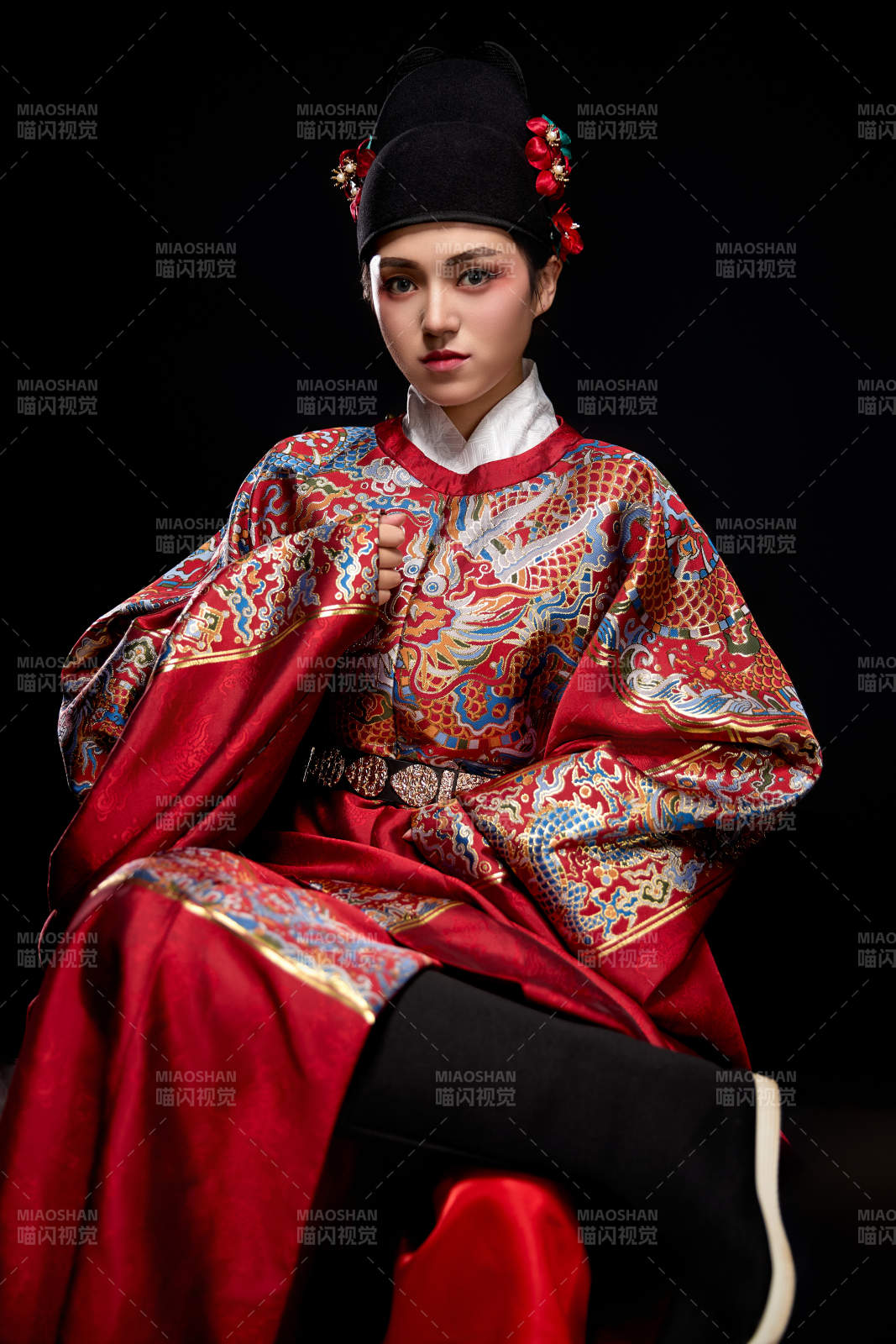 黑色背景下身着明代飞鱼服的青年女性图片