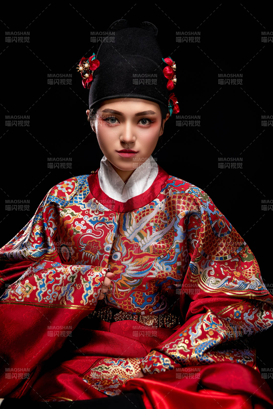 黑色背景下身着明代飞鱼服的青年女性图片