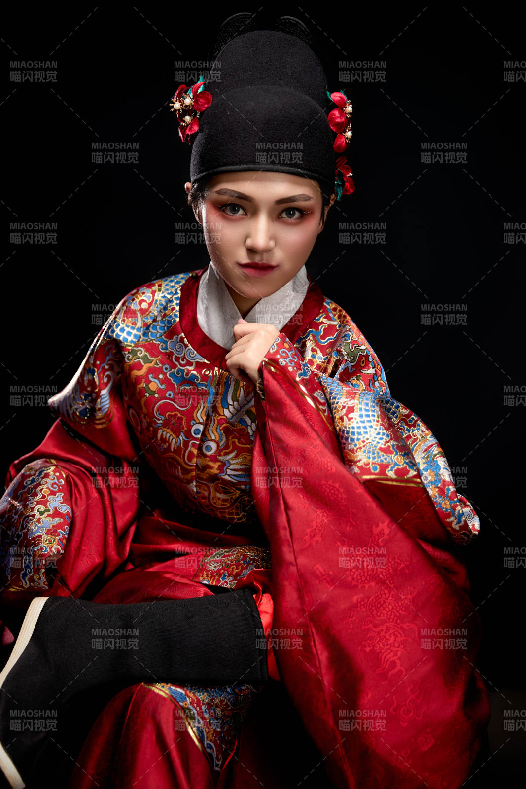 黑色背景下身着明代飞鱼服的青年女性图片