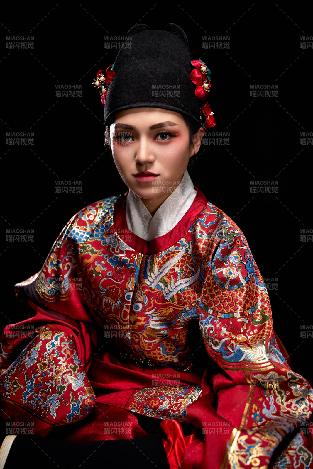 黑色背景下身着明代飞鱼服的青年女性图片