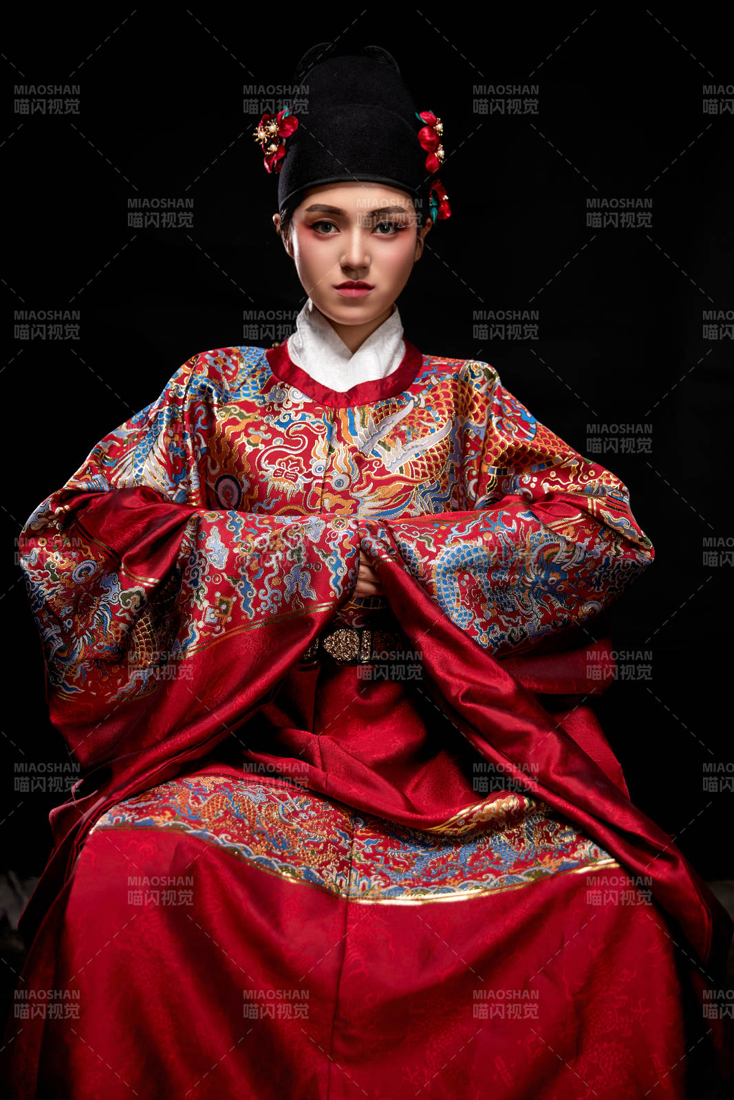 黑色背景下身着明代飞鱼服的青年女性图片