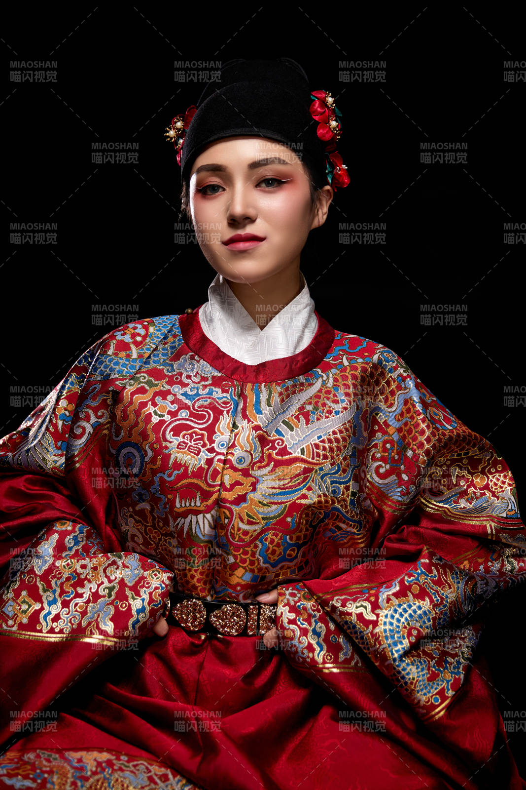 黑色背景下身着明代飞鱼服的青年女性图片